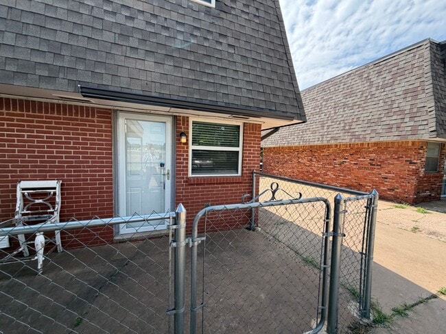 Photo - 2 bedroom 1.5 bath duplex - Edmond Schools- August Move In