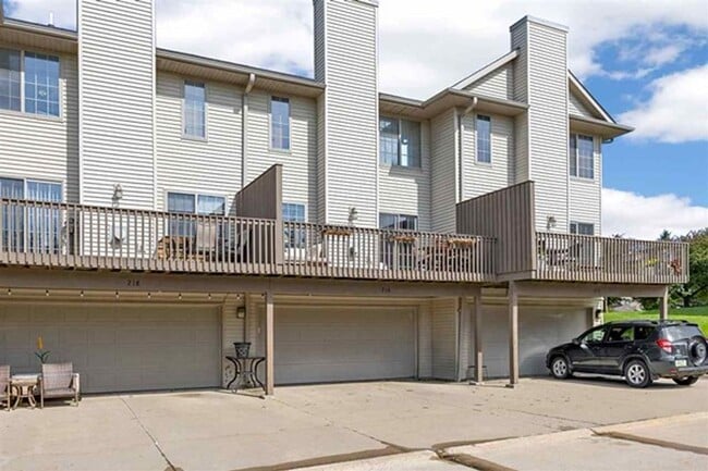 Photo - 2 Bedroom, 2-1/2 Bath Townhouse on Iowa City East Side!!