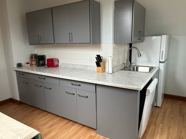 Loads of counterspace - 749 Hawthorne Ave E Unit 2