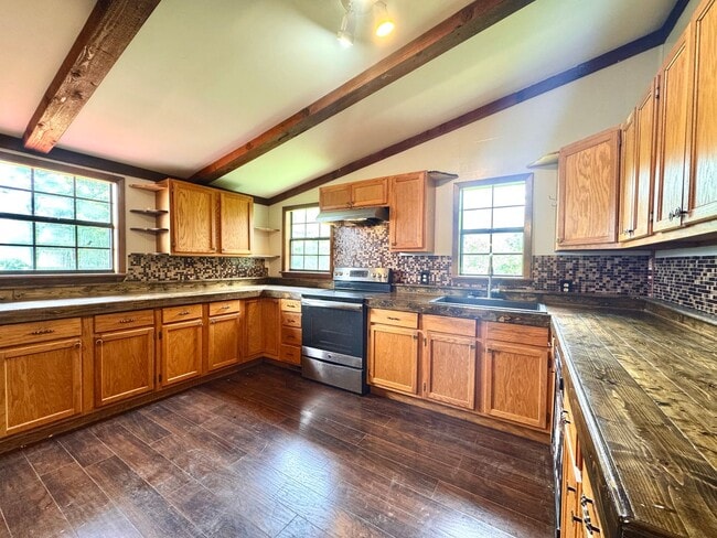 Freshly Updated 3 Bedroom/ 2 Bathroom Coun... - Freshly Updated 3 Bedroom/ 2 Bathroom Coun... House