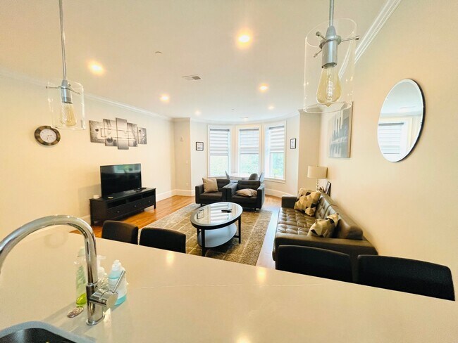 Building Photo - 1248 Beacon St Unit 7 Rental