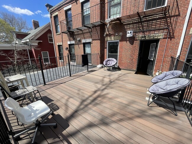 Building Photo - 18 Perrin St Unit #2 Rental