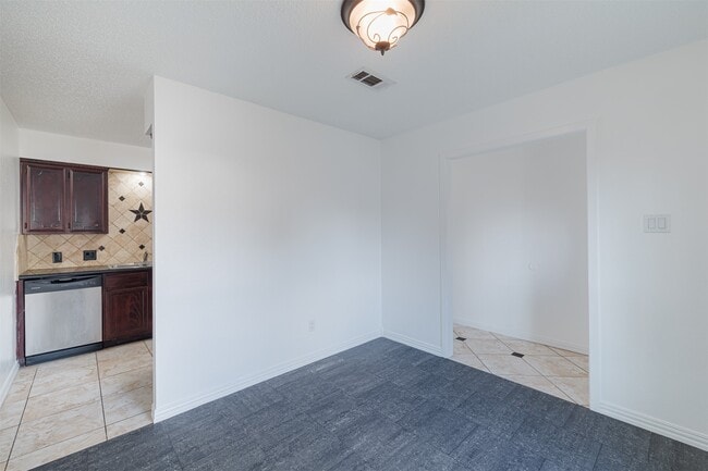 Photo - 1615 Junker St