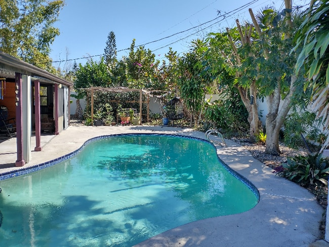 Building Photo - 1865 Washington Ave