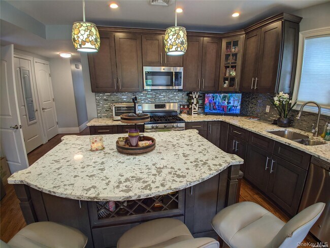 Photo - 535 E Walnut St Unit Main