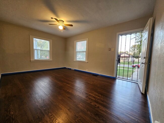 Photo - 754 Durbin St