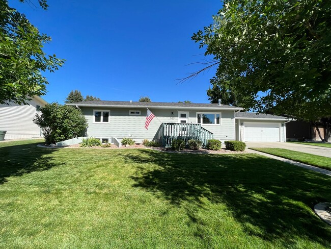 Beautiful 4 bed 3 bath home! - Beautiful 4 bed 3 bath home!