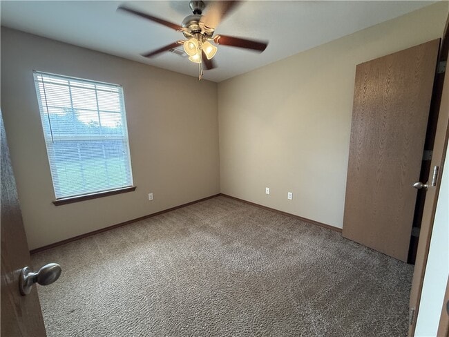 Photo - 213 Foxglove St