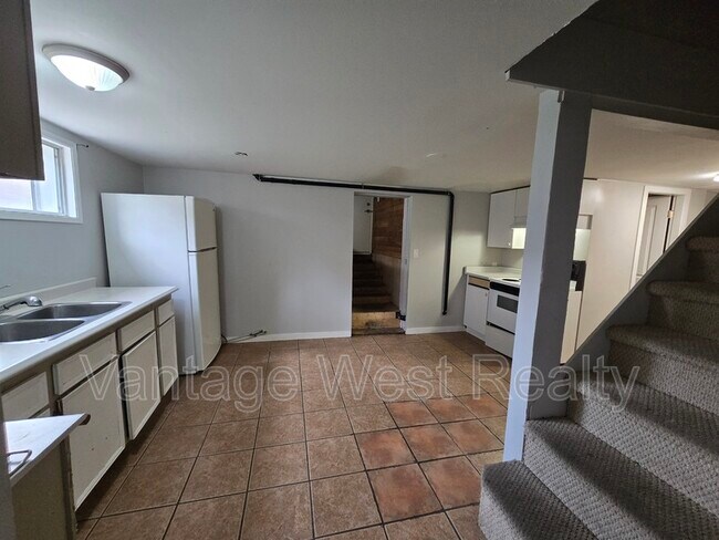 Photo - 320 Rutland Rd S