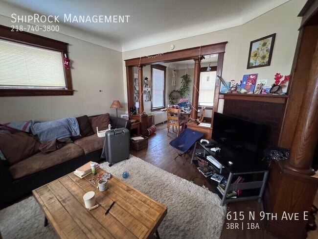 Photo - 615 N 9th Ave E