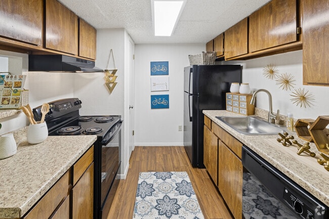 2BR, 2BA - 916SF - Kitchen