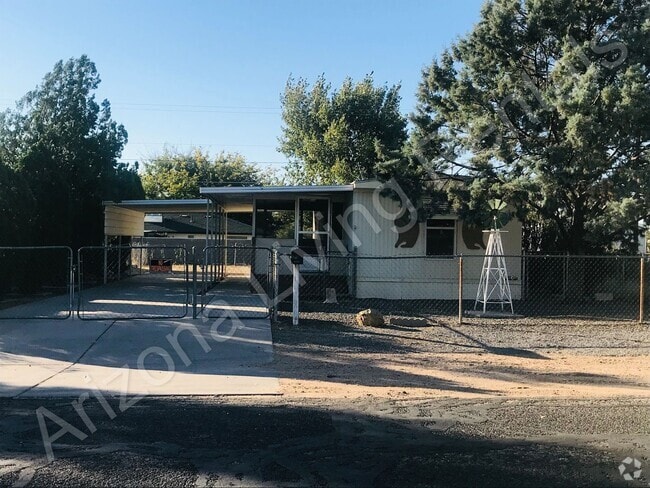 Building Photo - 2 BEDROOM WITH LARGE FENCED YARD Rental