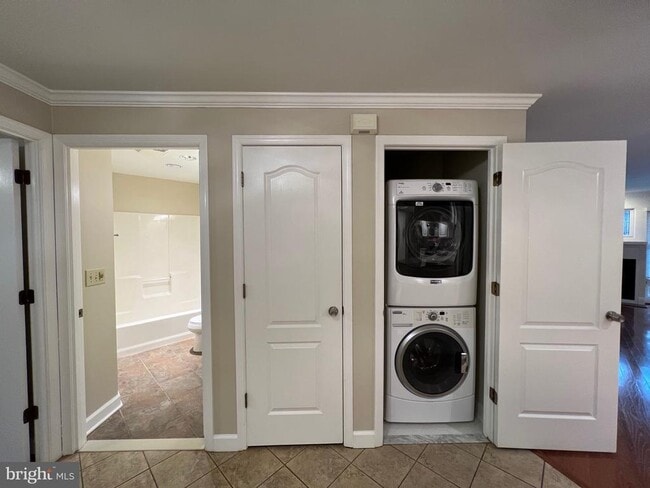 Building Photo - 6924 Fairfax Dr Unit 132