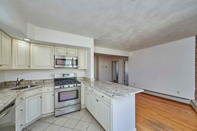 Building Photo - 75 Summer St Unit 3