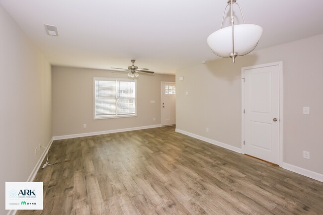 Photo - 142 Rowan St