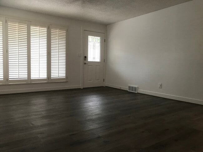 Entry - 2505 NE 82nd St