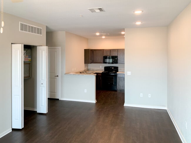 Sala de estar y cocina - Reserves at Saddleback Ranch