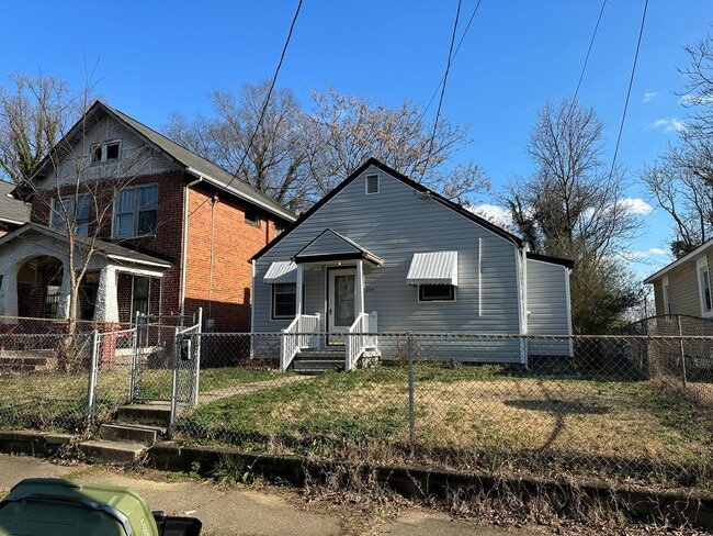 Photo - 2 bed house w Laundry, All electric, central HVAC, fenced yard, hardwoods