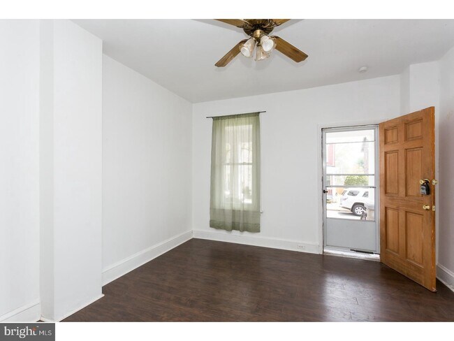 Photo - 849 Queen St