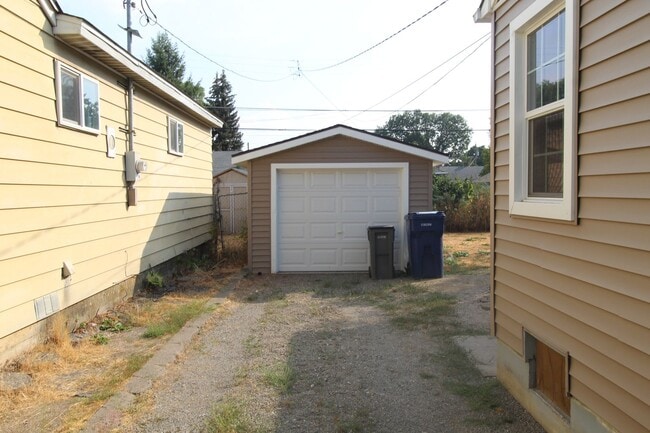 Photo - 418 E Hawthorne Rd