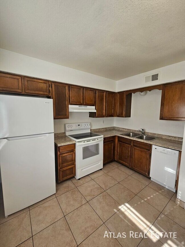 Building Photo - 111 N Phyllis-202 Unit 202