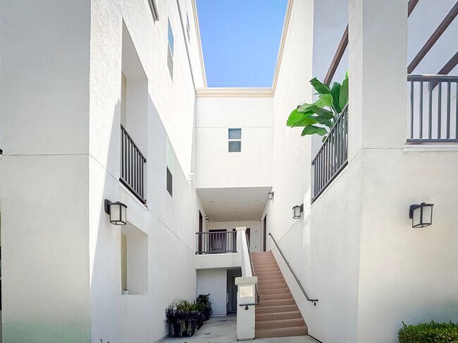 Building Photo - EXQUISITE 2 BEDROOM TOWNHOME IN THE HEART ...