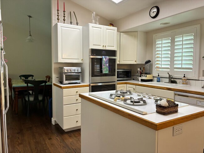 1006 W 44th St Unit 1