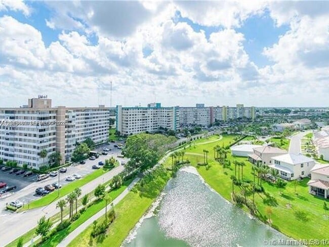 Building Photo - 950 Hillcrest Dr Unit 503