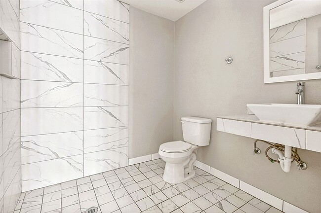 Photo - 735 W 10th St