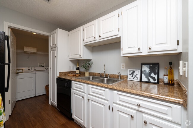 2BR, 2BA - 1,098SF - Kitchen