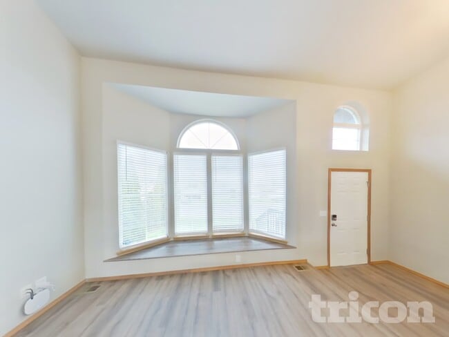 Photo - 27318 Country Pl NW