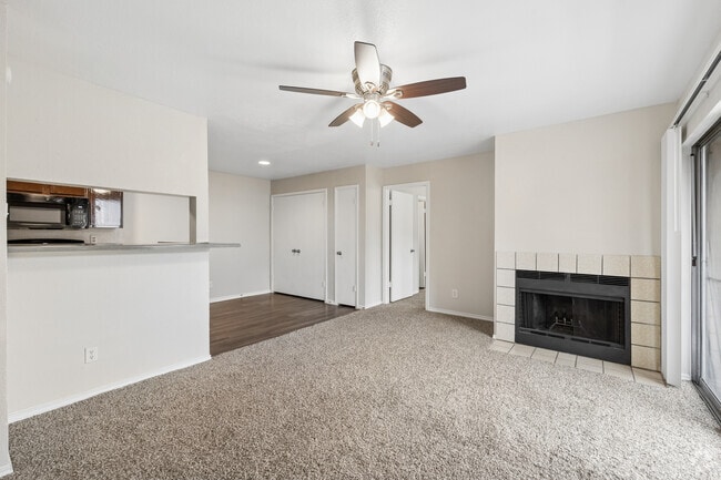 2BR, 2BA - 874SF - Living