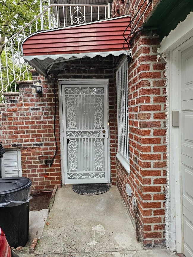 Building Photo - 855 E 55th St Unit Shared Apartment For Rent