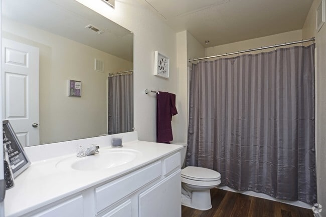 2BR,2BA - 1038SF - BATHROOM
