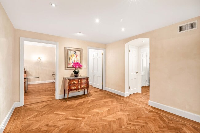 Photo - 333 E 57th St