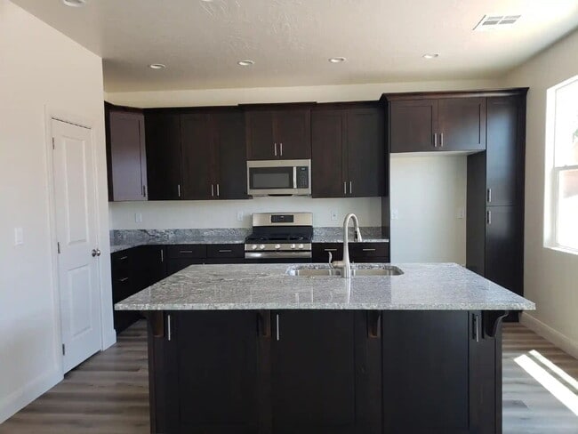 Photo - “St. George, Aspen Estates: 5 spacious bed...
