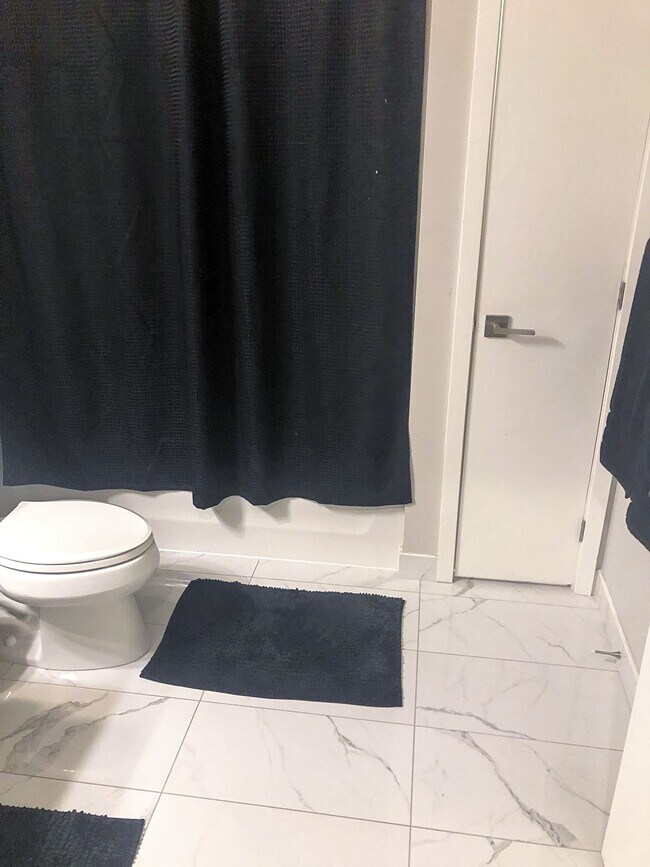 Photo - 690 King St W Unit 105