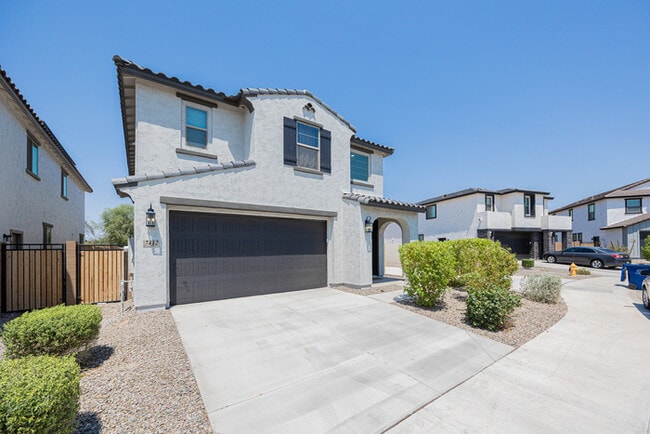 Building Photo - 7412 W Gardenia Ave