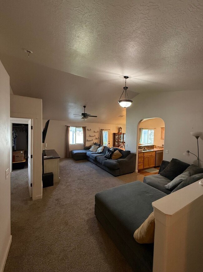 468 Cowan Cir