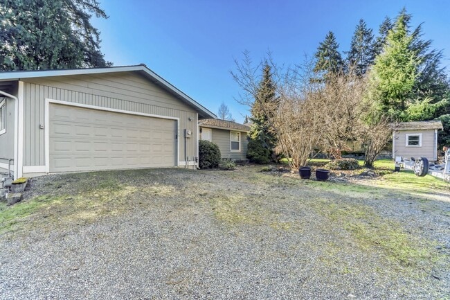 Amazing 3bed/1.5bath with Attached Garage in Kirkland! - Amazing 3bed/1.5bath with Attached Garage in Kirkland!