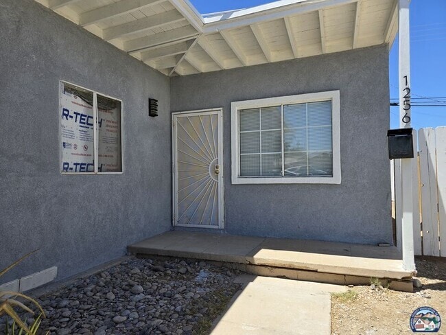 Building Photo - 1256 Vine St Rental