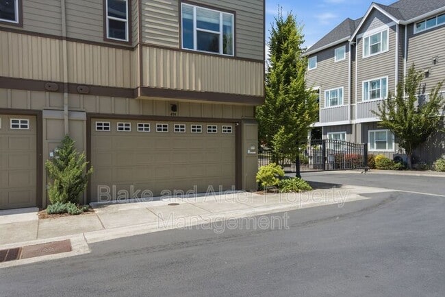 Photo - 494 NE Cleveland Ave