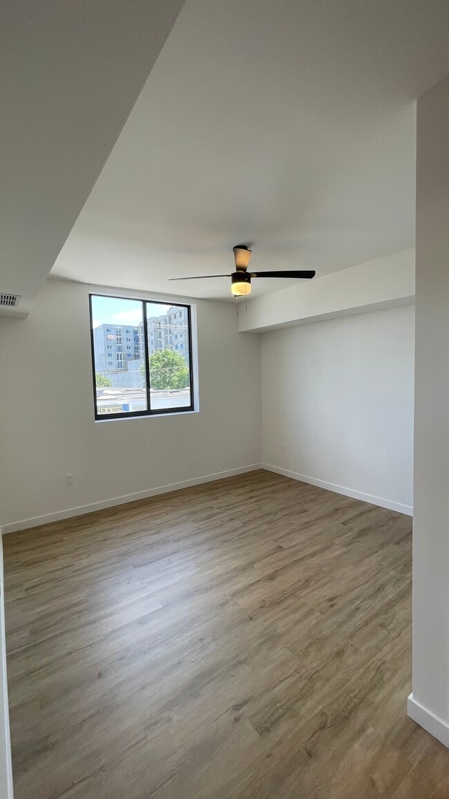 Photo - 861 E 26th St Unidad B1