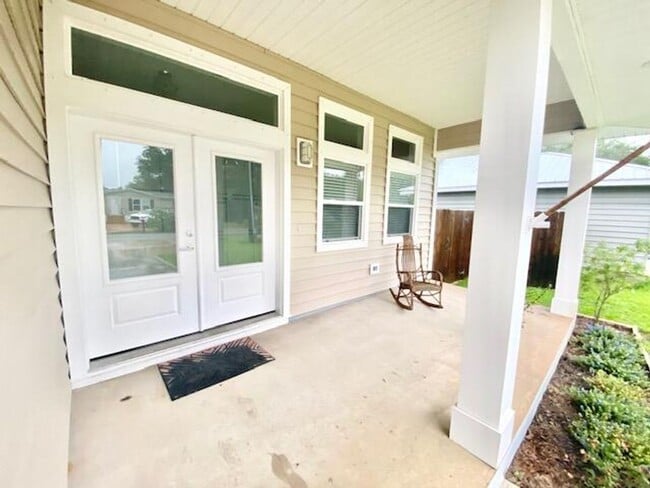 Photo - 210 Pines St