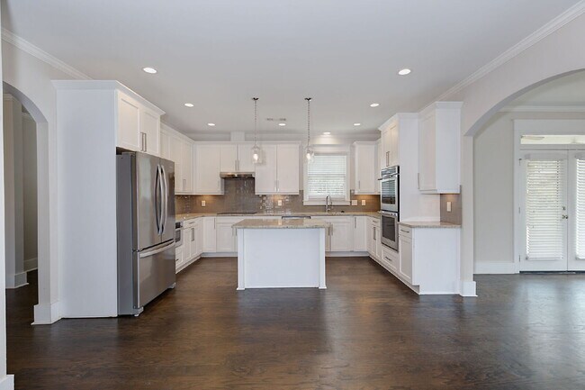 2033 Cherokee Dr