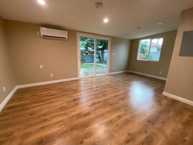 New unit!!! - 6014 Lincoln Ave Unidad B