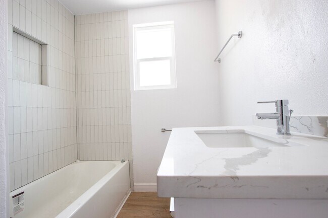 Photo - 1040 S Genesee Ave