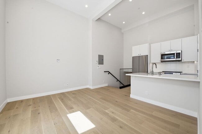 Photo - 446 Kirkham St