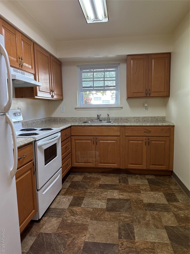 Building Photo - 33 Oak St Unit 39-8 Rental