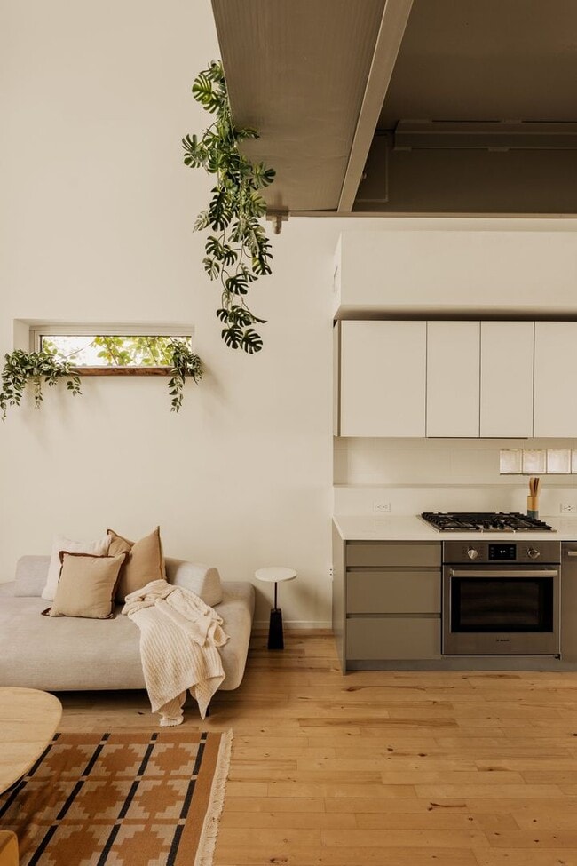 3450 Cahuenga Blvd W